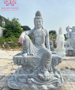 Tượng quan âm tự tại bằng đá