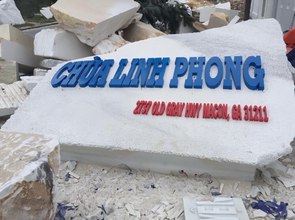 Bảng hiệu bằng đá