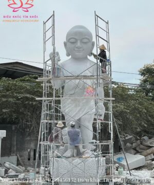 Tượng phật đản sanh bằng đá