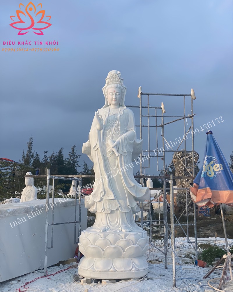 Tượng Quan Thế Âm bồ tát bằng đá