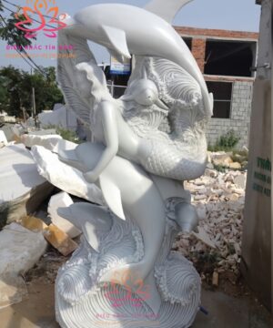 Thi công Tượng cá heo bằng đá cẩm thạch tại cơ sở Tín Khôi