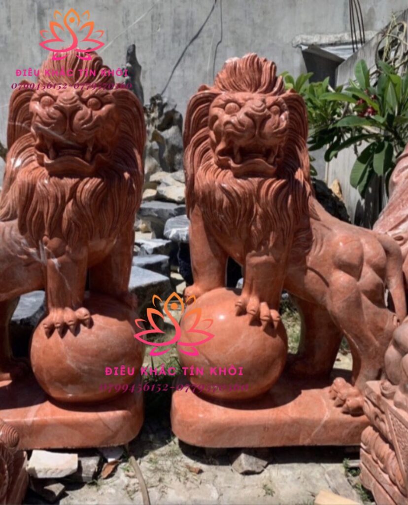 Tượng sư tử bằng đá đỏ tại Tín Khôi