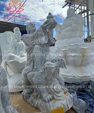 Tượng La Hán bằng đá