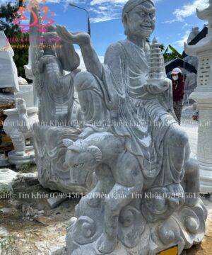Tượng La Hán bằng đá