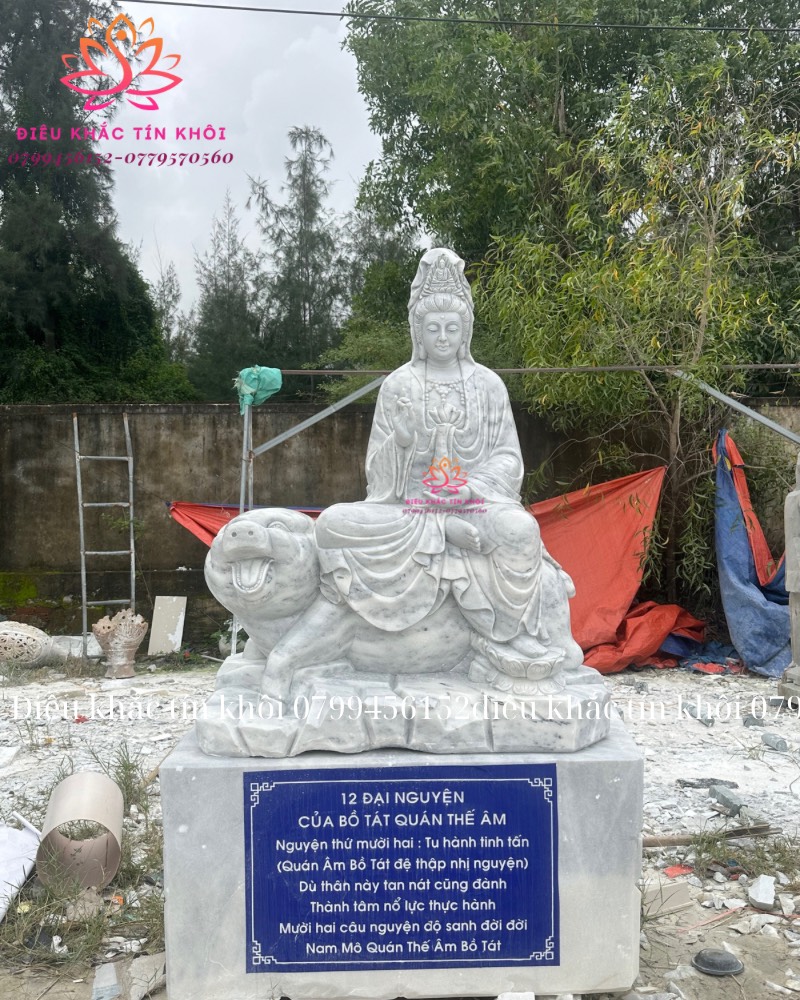 Trong văn hóa và Đạo Phật Việt Nam, Quán Thế Âm Bồ Tát là một trong những vị Phật và Bồ Tát được thờ cúng, kính ngưỡng nhiều nhất, cũng như được sự thành kính, sùng bái nhất của Phật tử và người dân. Quán Thế Âm Bồ Tát là một vị Cổ Phật có danh hiệu Chánh Pháp Minh Như Lai. Ngài đã tu đắc thần thông quảng đại từ vô hồi vô tận các kiếp trước. Ngài vì nguyện từ bi hóa thân thành Bồ Tát để đưa người về bến giác, cứu khổ tầm thanh, làm cho một đời người biết đến chánh pháp được an vui. Quán Thế Âm Bồ Tát đã phát ra 12 đại nguyện, mỗi đại nguyện đều chứa vô lượng công đức tỏa hào quang sáng chói chiếu khắp 10 phương thế giới. Bộ tượng đá 12 đại nguyện của Quán Thế Âm Bồ Tát