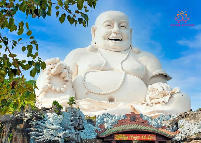 Tượng Phật Di Lặc trên đỉnh núi Cấm thuộc An Giang